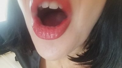 Душо, твоја маћеха те неће пустити данас у школу... Превише си ми потребна...